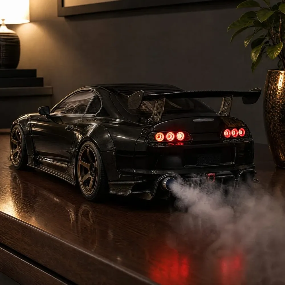 Black JDM: miniatura de carro japonês preto com lanternas redondas acesas, soltando névoa sobre um móvel