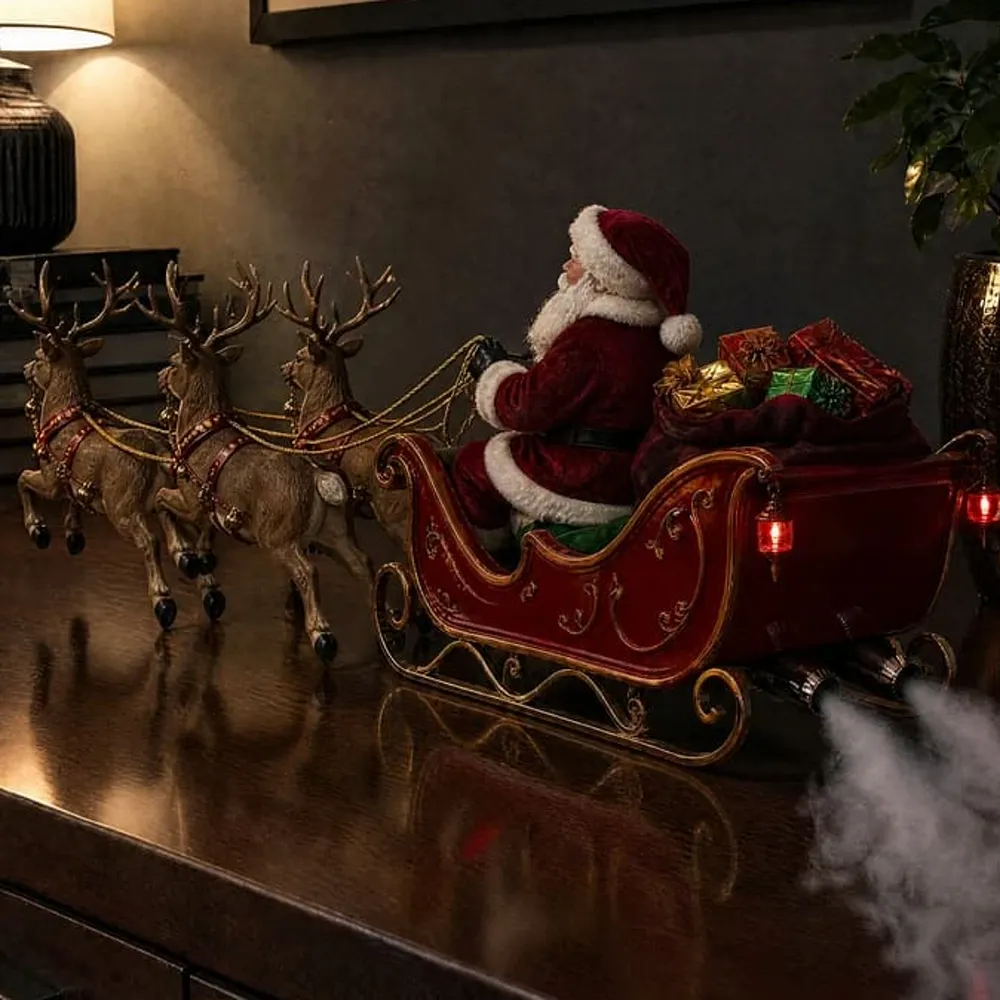 Trenó do Noel: Papai Noel no trenó vermelho puxado por três renas, com lanternas acesas e névoa saindo por trás